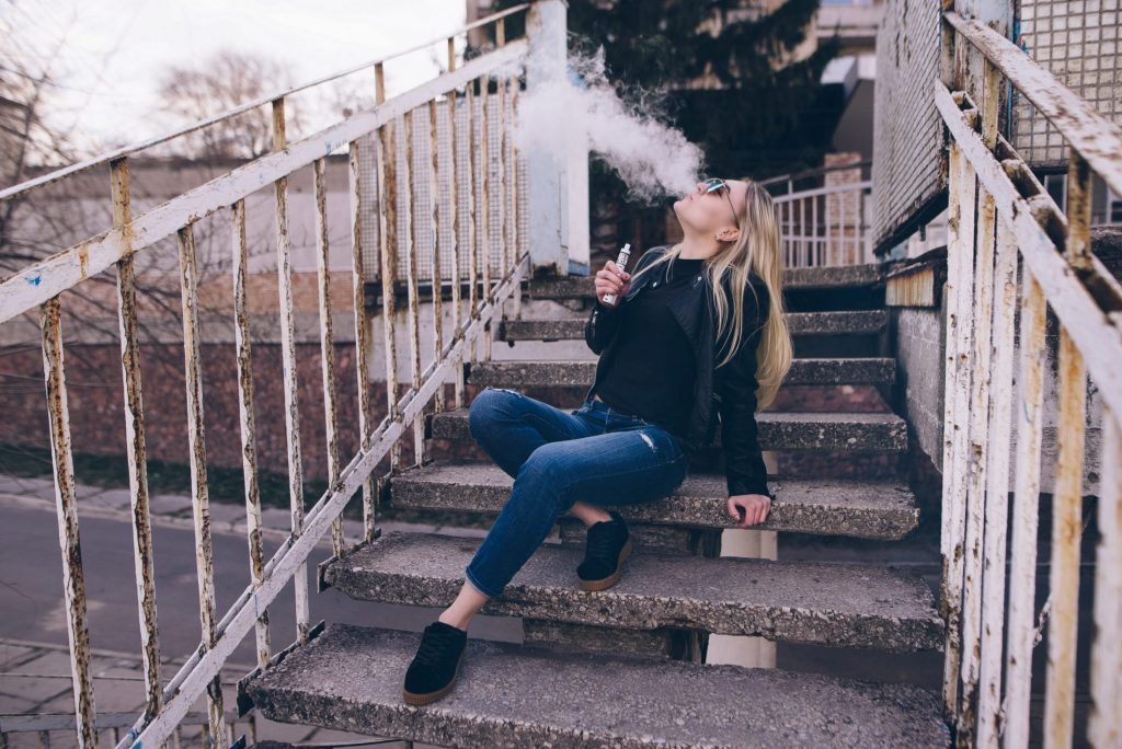 How to Vape Right: How to Inhale a Vape in the Correct Manner